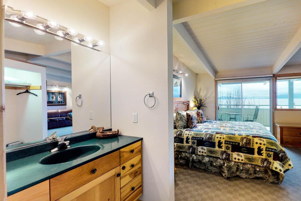 Many Springs Lakefront Condos Bigfork Room photo