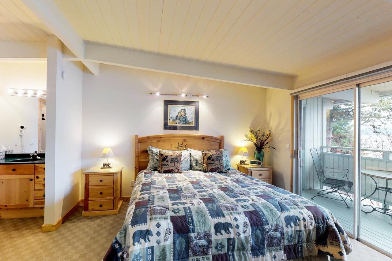Many Springs Lakefront Condos Bigfork Room photo