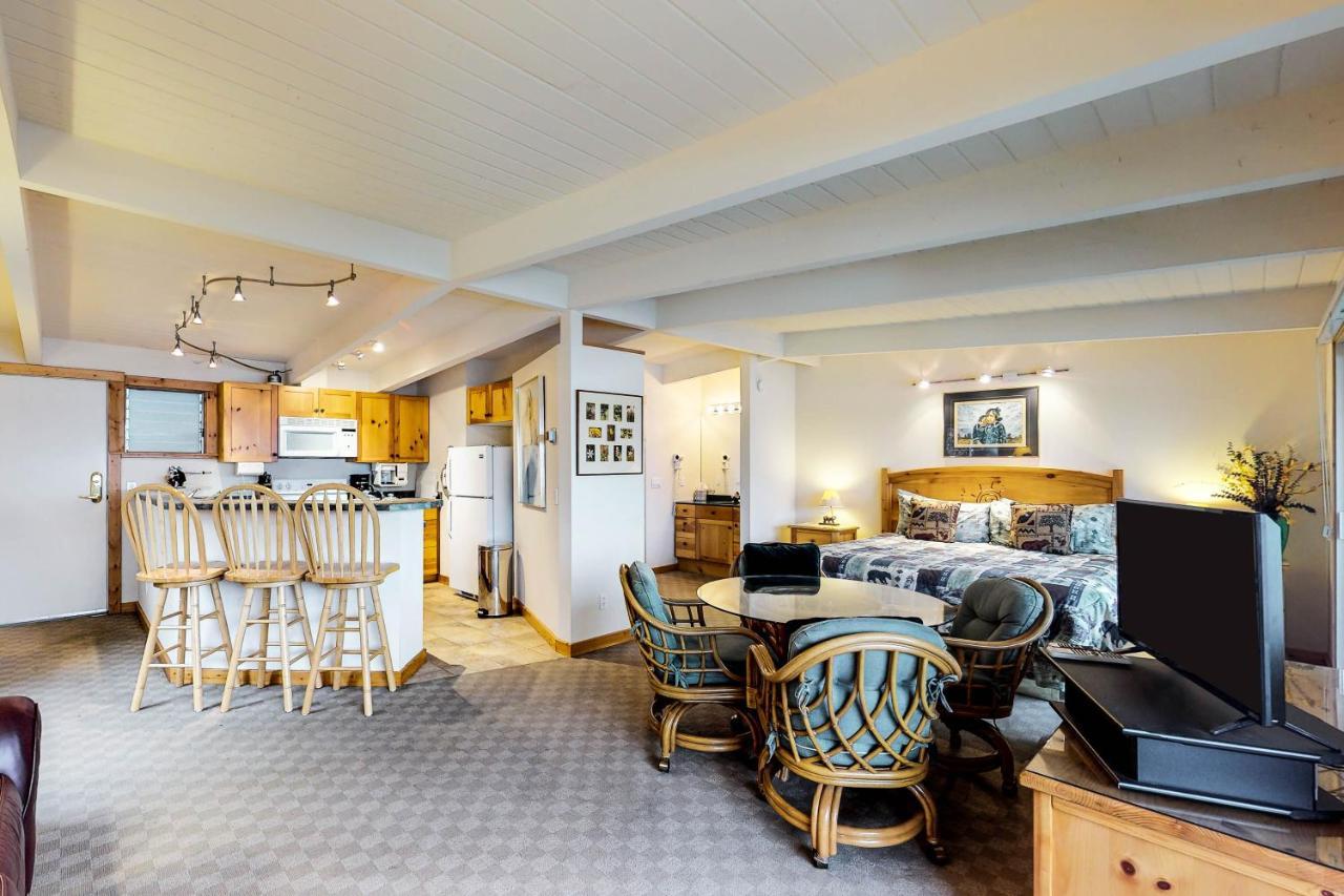 Many Springs Lakefront Condos Bigfork Room photo